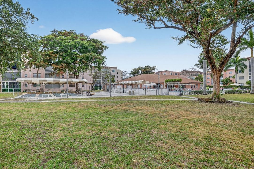 For Sale: $120,000 (1 beds, 1 baths, 748 Square Feet)