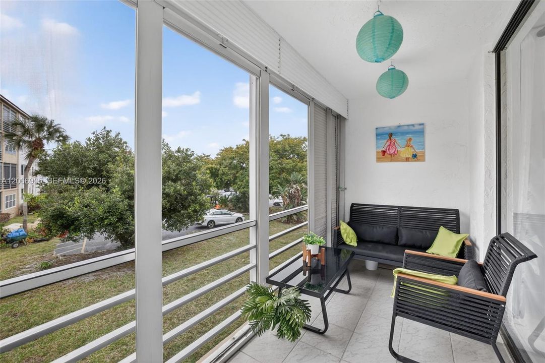 For Sale: $120,000 (1 beds, 1 baths, 748 Square Feet)
