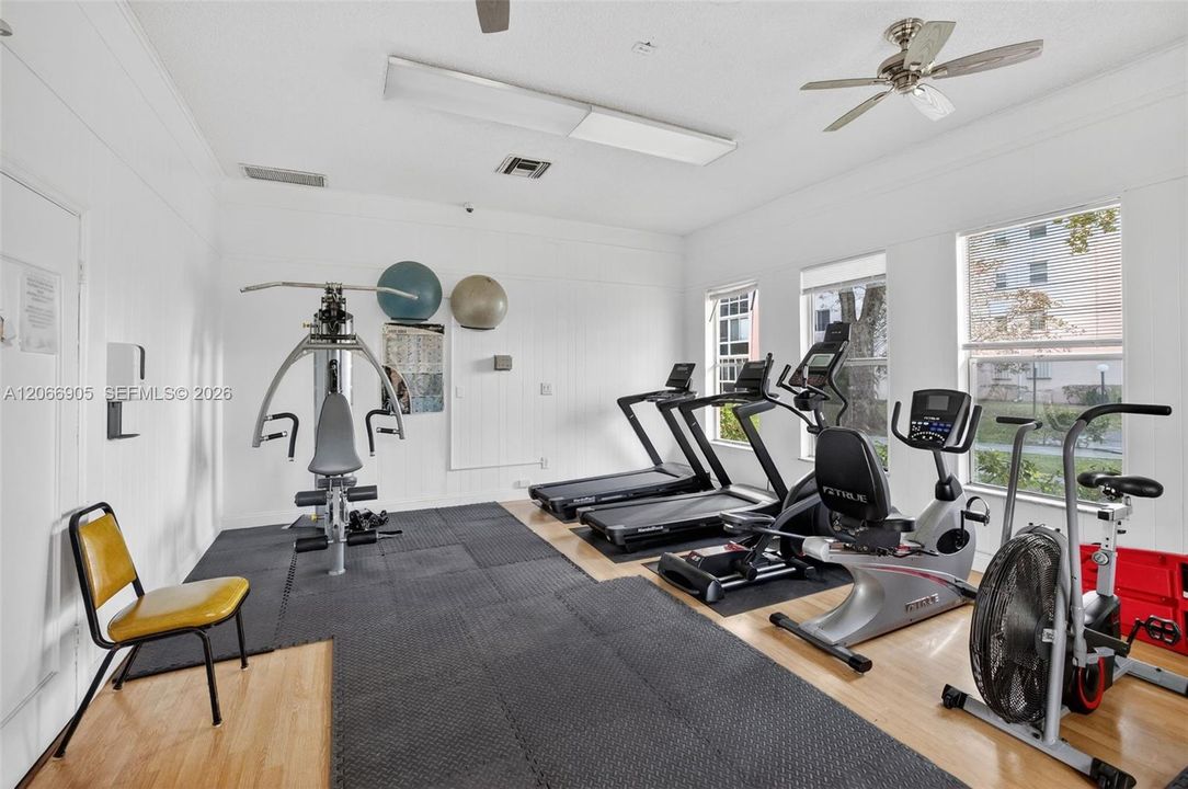 For Sale: $120,000 (1 beds, 1 baths, 748 Square Feet)