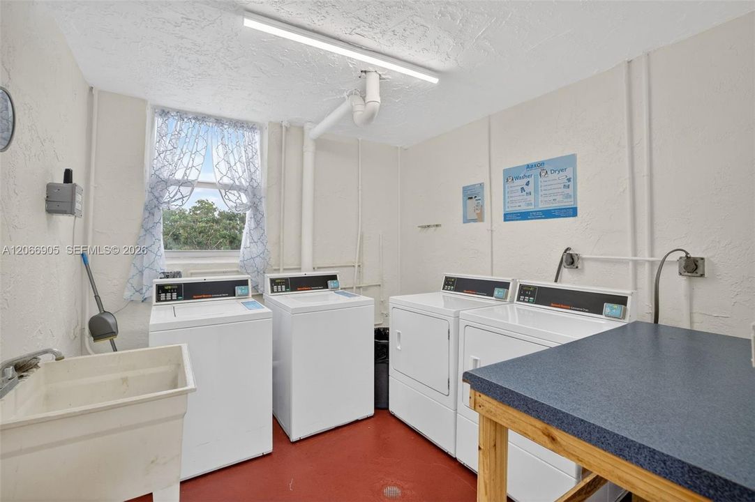 For Sale: $120,000 (1 beds, 1 baths, 748 Square Feet)