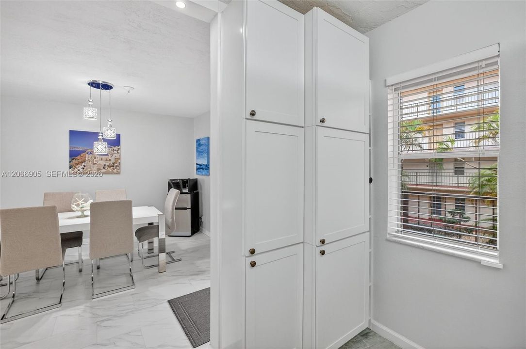 For Sale: $120,000 (1 beds, 1 baths, 748 Square Feet)