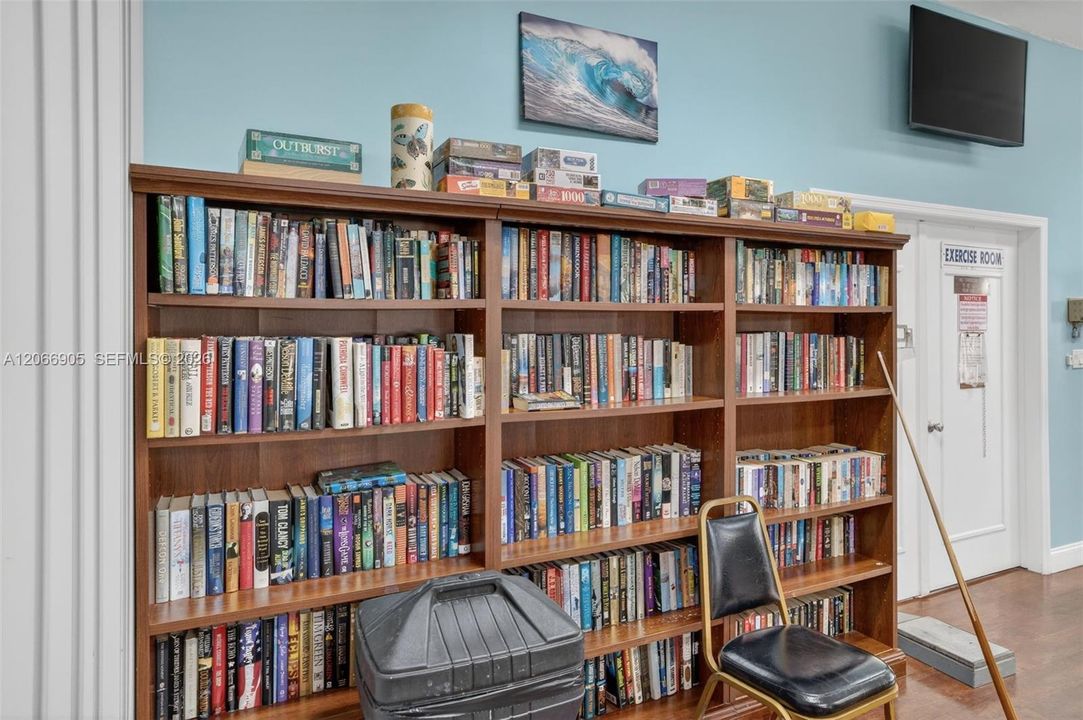 For Sale: $120,000 (1 beds, 1 baths, 748 Square Feet)
