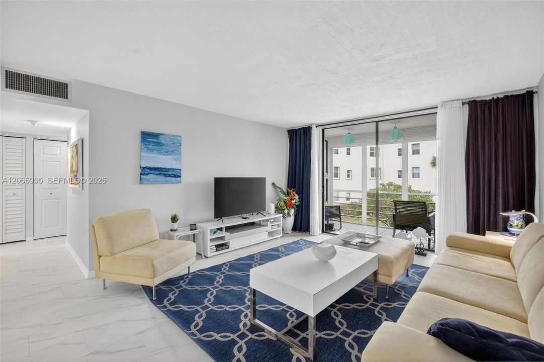 For Sale: $120,000 (1 beds, 1 baths, 748 Square Feet)