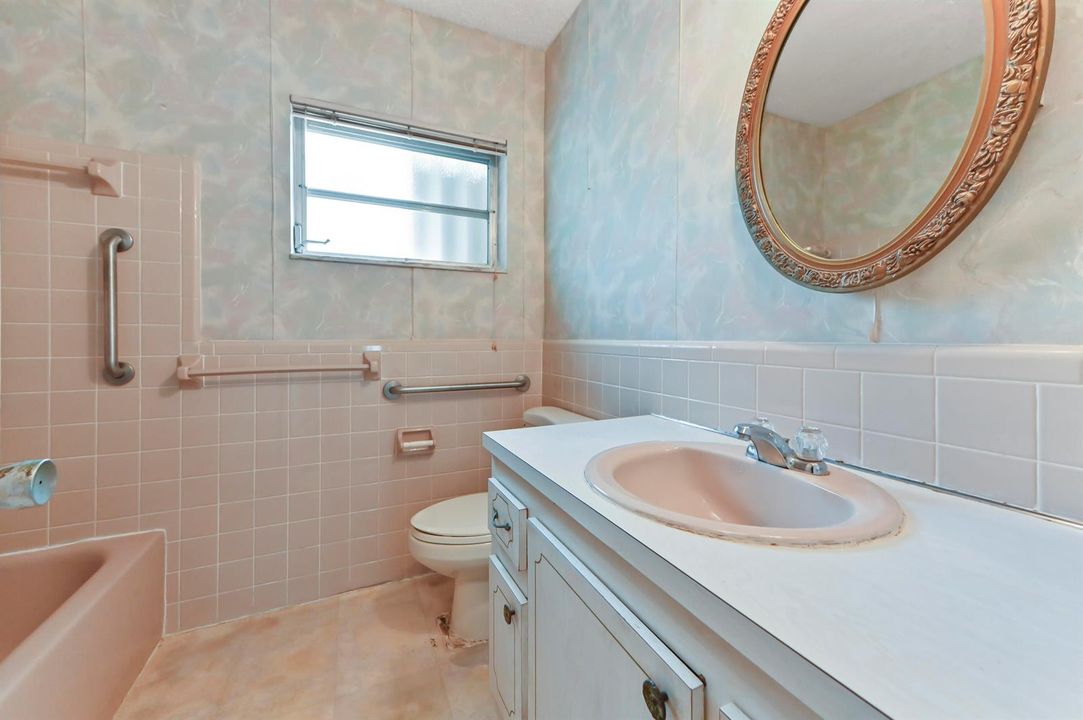 16 Bathroom 01