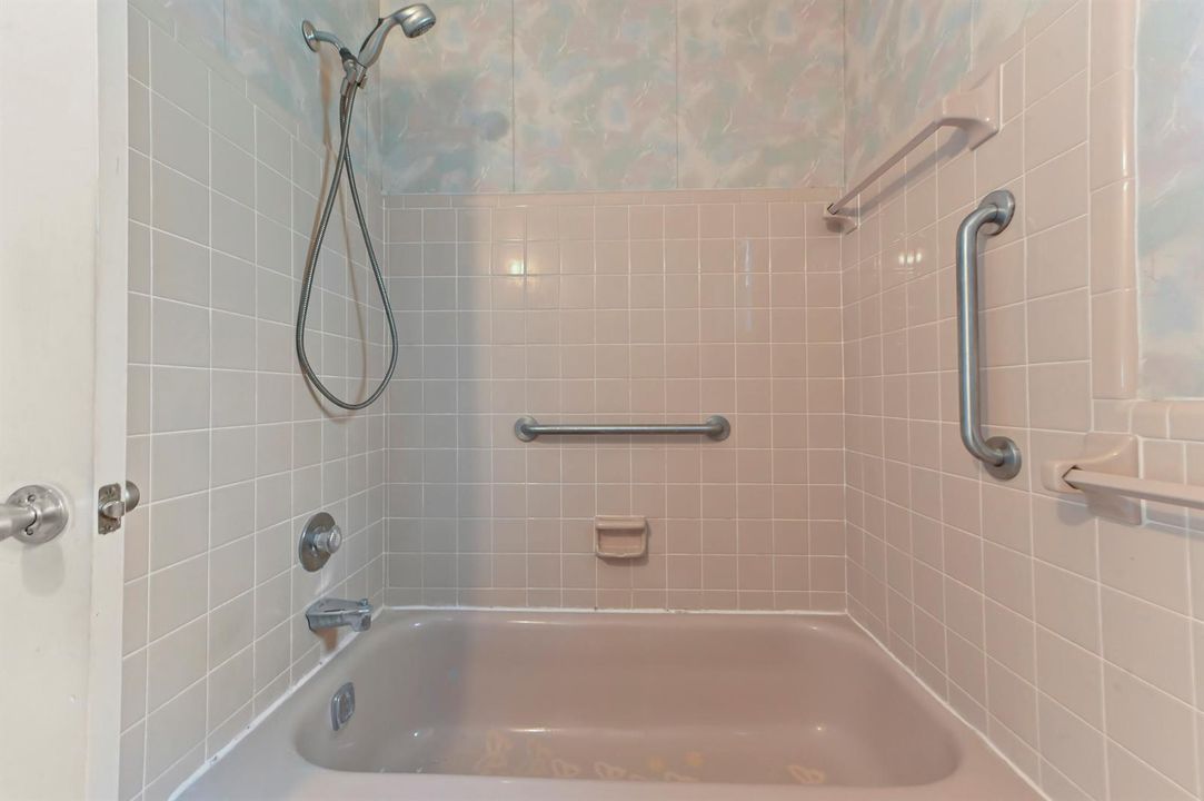 17 Bathroom 02
