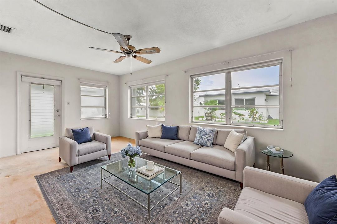 12-Family-room-01__VS
