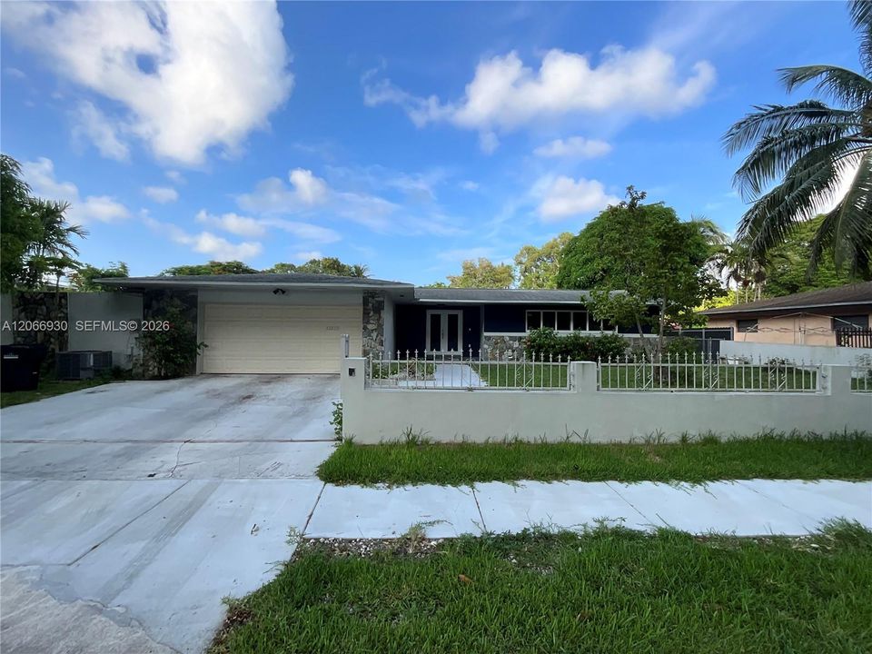 For Sale: $900,000 (3 beds, 2 baths, 2072 Square Feet)