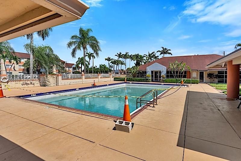For Sale: $195,000 (1 beds, 1 baths, 851 Square Feet)