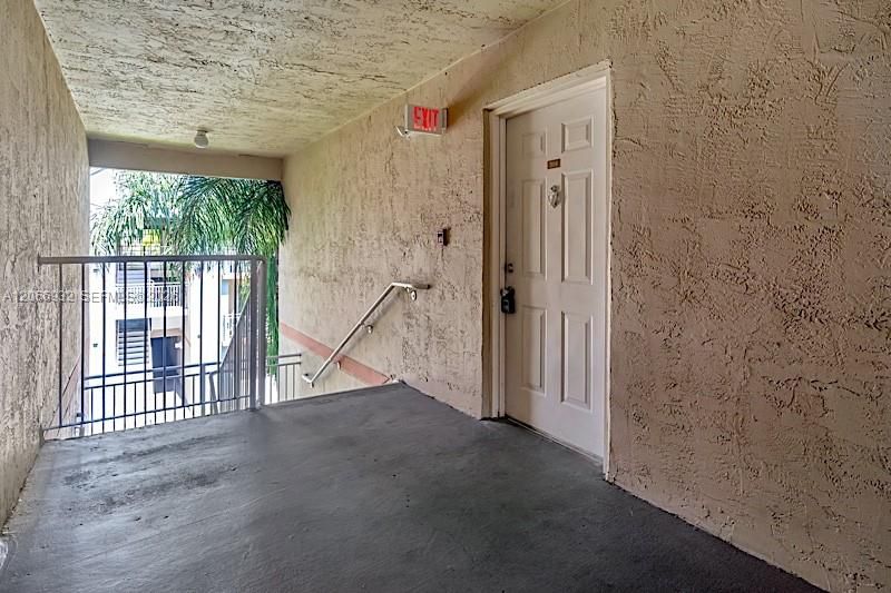 For Sale: $195,000 (1 beds, 1 baths, 851 Square Feet)