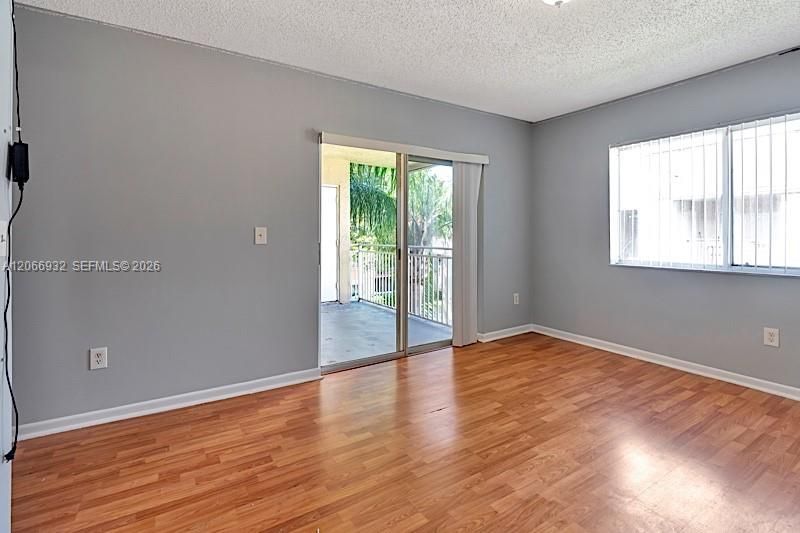 For Sale: $195,000 (1 beds, 1 baths, 851 Square Feet)