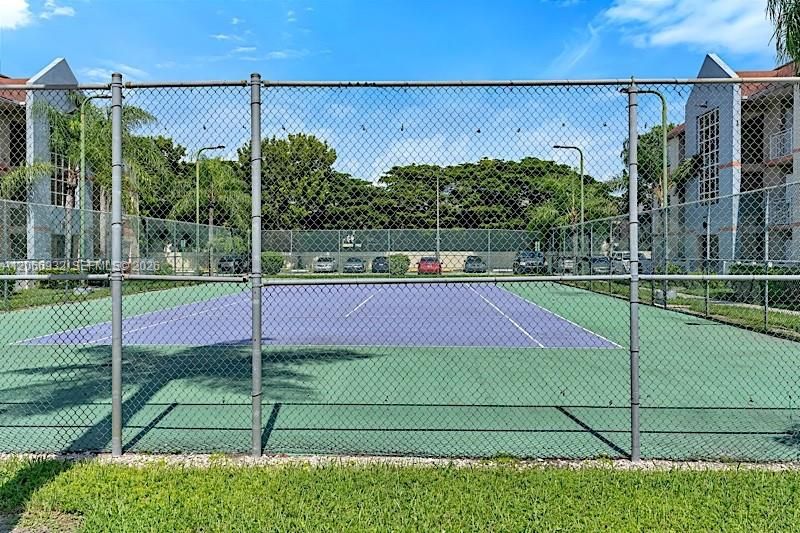For Sale: $195,000 (1 beds, 1 baths, 851 Square Feet)