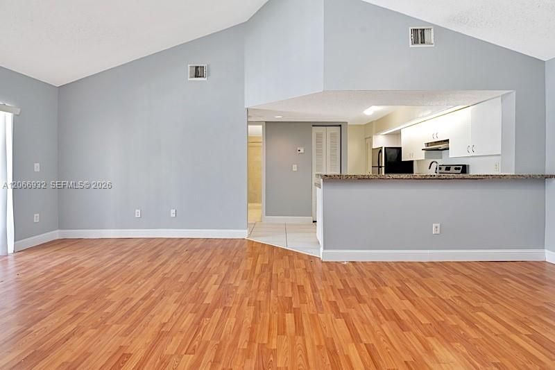 For Sale: $195,000 (1 beds, 1 baths, 851 Square Feet)
