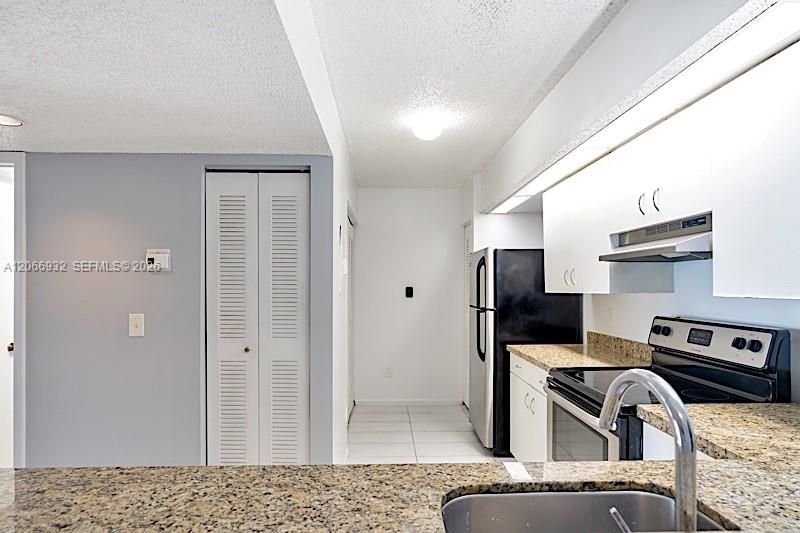 For Sale: $195,000 (1 beds, 1 baths, 851 Square Feet)