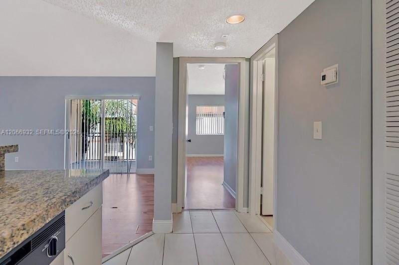 For Sale: $195,000 (1 beds, 1 baths, 851 Square Feet)