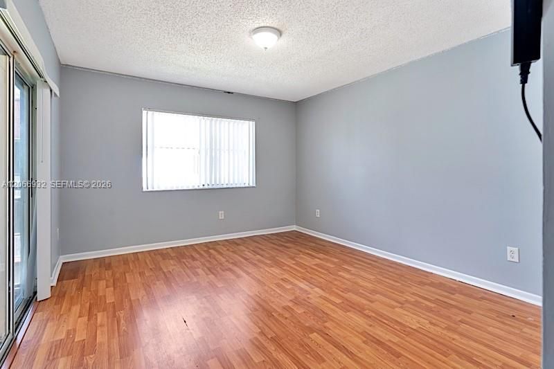 For Sale: $195,000 (1 beds, 1 baths, 851 Square Feet)