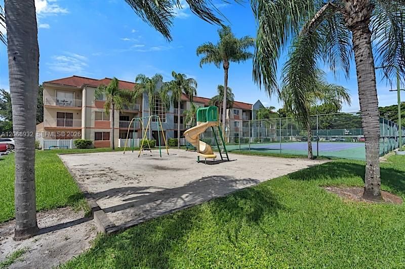 For Sale: $195,000 (1 beds, 1 baths, 851 Square Feet)
