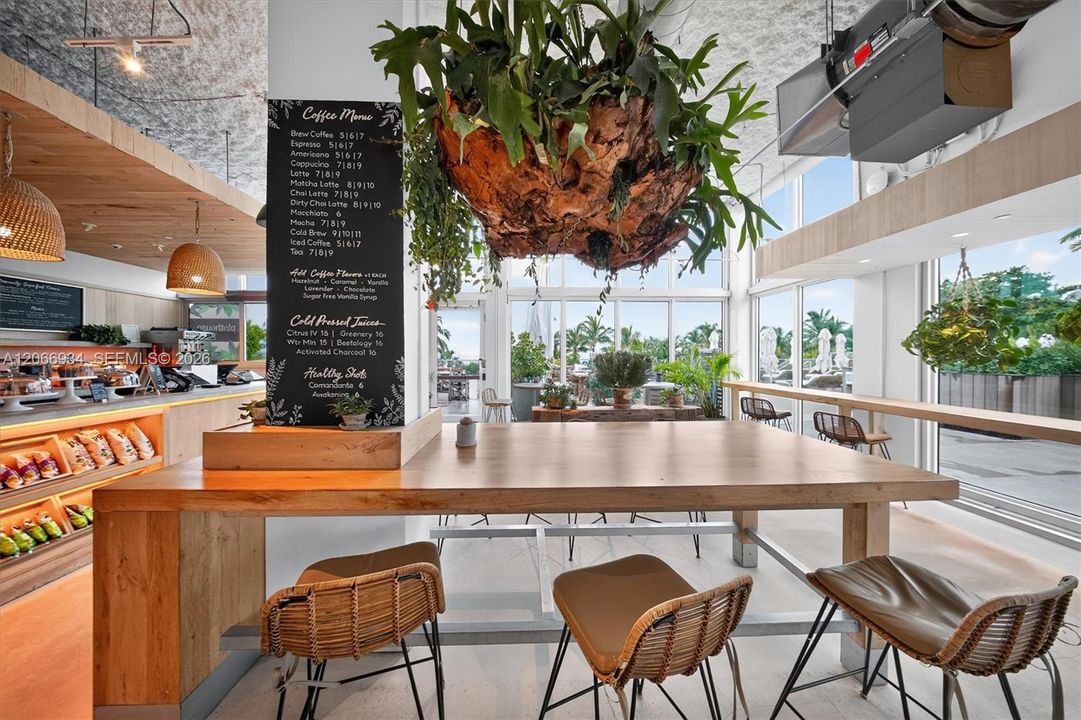 Cafe poolside, smoothies, healthy dining