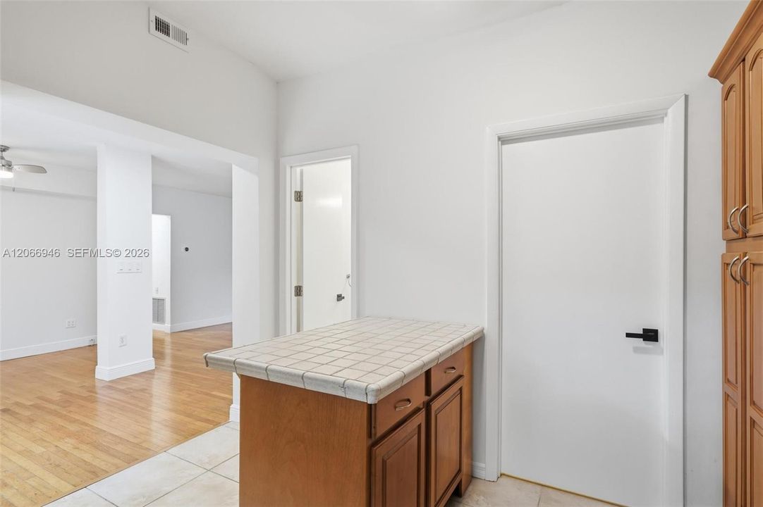 For Rent: $5,200 (2 beds, 1 baths, 1173 Square Feet)