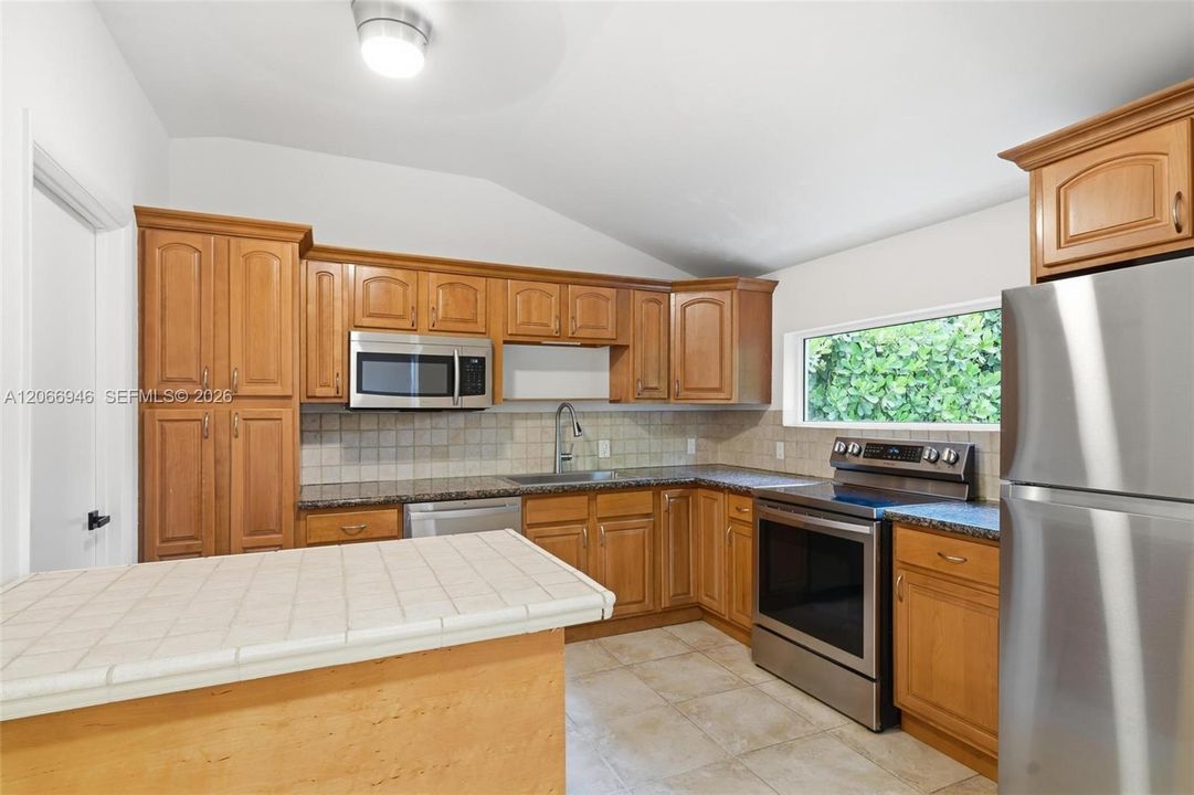 For Rent: $5,200 (2 beds, 1 baths, 1173 Square Feet)