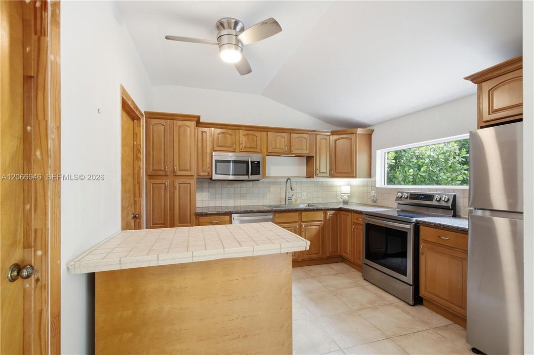 For Rent: $5,200 (2 beds, 1 baths, 1173 Square Feet)