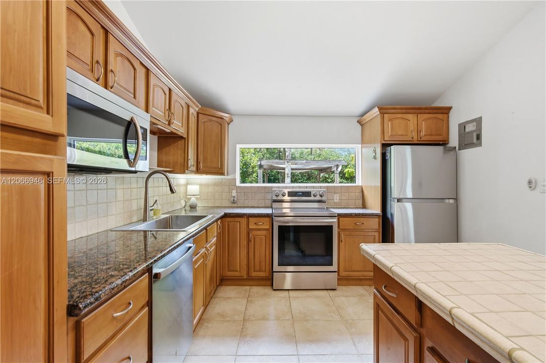 For Rent: $5,200 (2 beds, 1 baths, 1173 Square Feet)