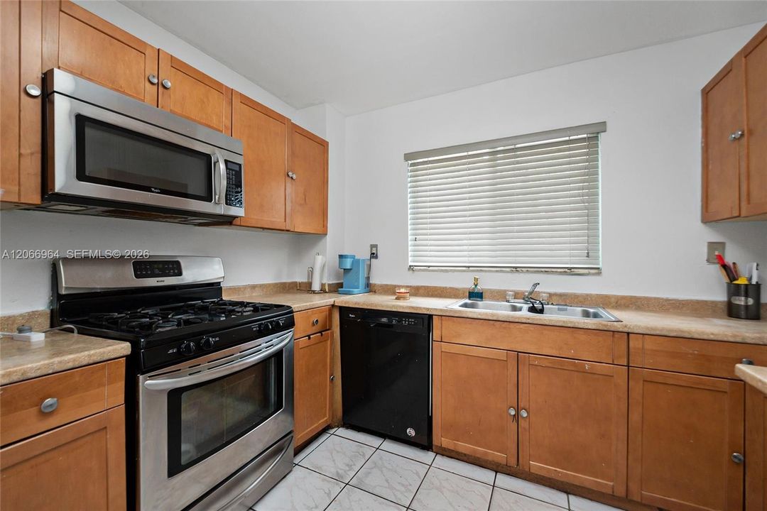 For Sale: $550,000 (4 beds, 3 baths, 1690 Square Feet)