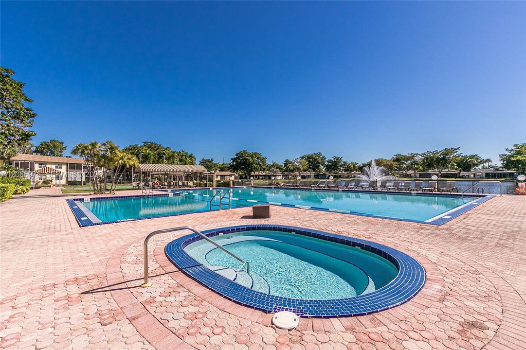 For Sale: $253,999 (2 beds, 2 baths, 960 Square Feet)