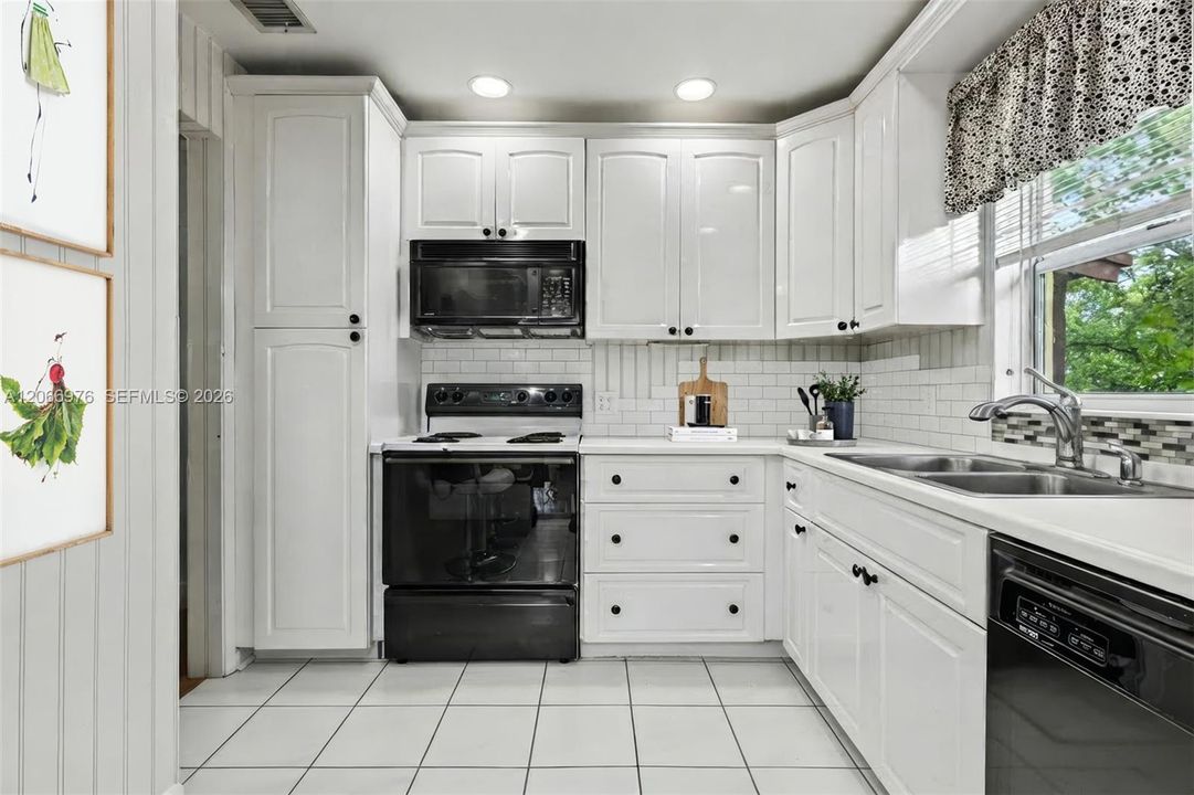 For Sale: $253,999 (2 beds, 2 baths, 960 Square Feet)
