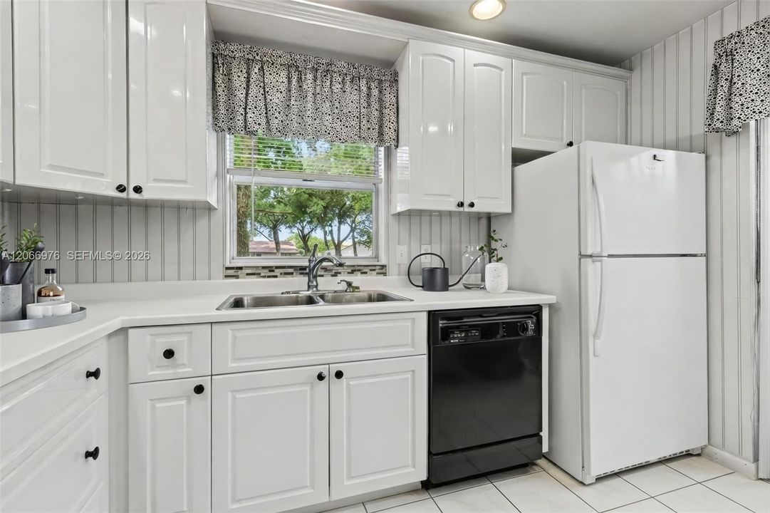 For Sale: $253,999 (2 beds, 2 baths, 960 Square Feet)