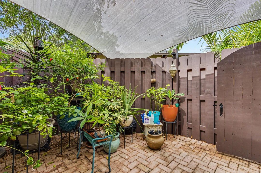 For Sale: $253,999 (2 beds, 2 baths, 960 Square Feet)