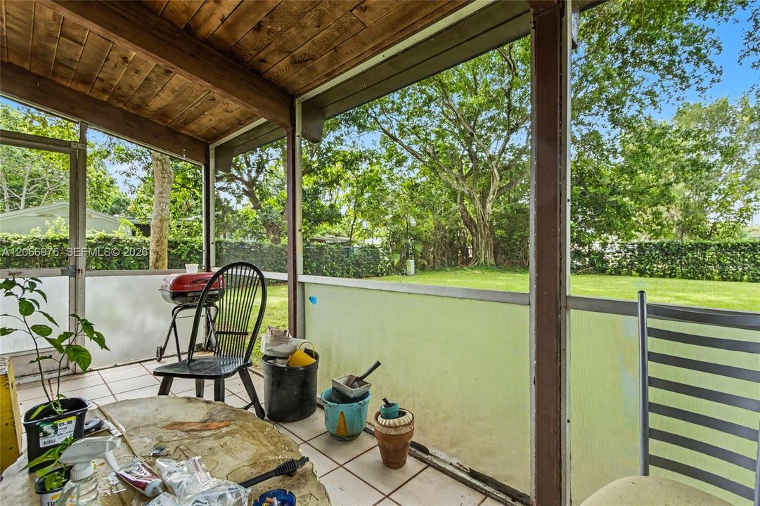 For Sale: $253,999 (2 beds, 2 baths, 960 Square Feet)
