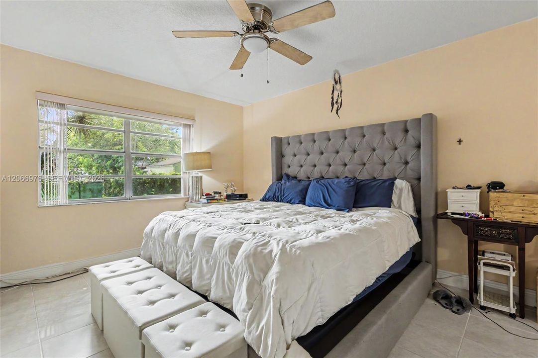 For Sale: $253,999 (2 beds, 2 baths, 960 Square Feet)