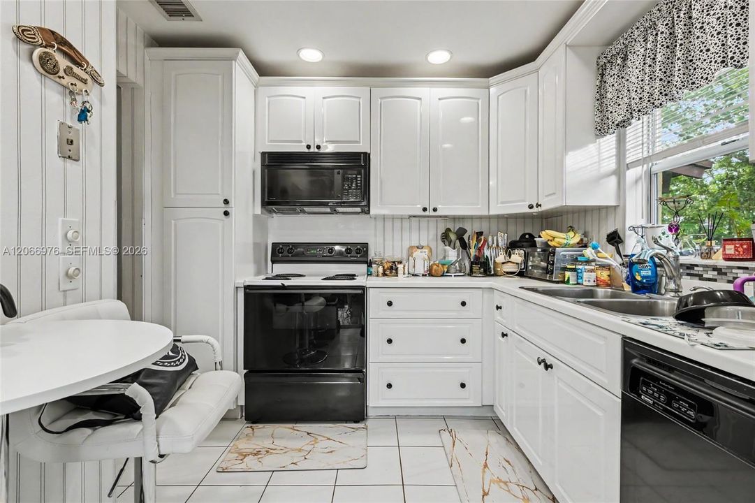 For Sale: $253,999 (2 beds, 2 baths, 960 Square Feet)