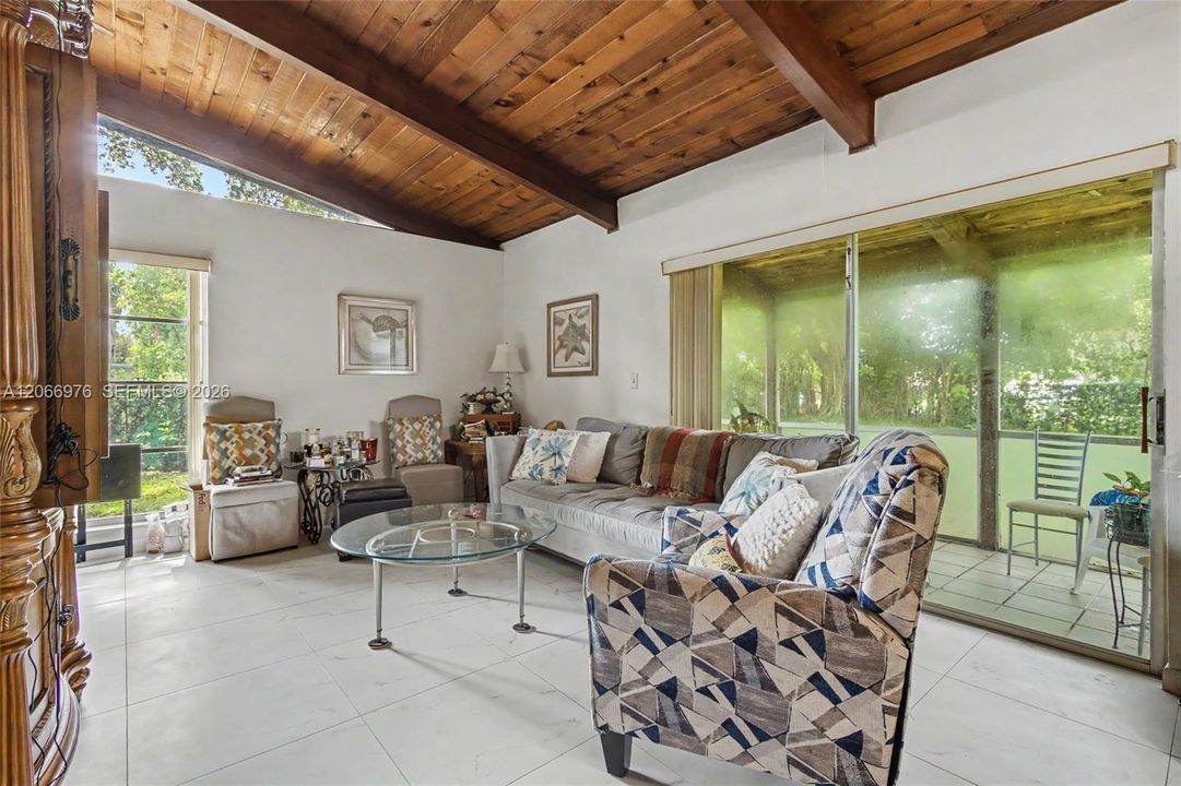 For Sale: $253,999 (2 beds, 2 baths, 960 Square Feet)