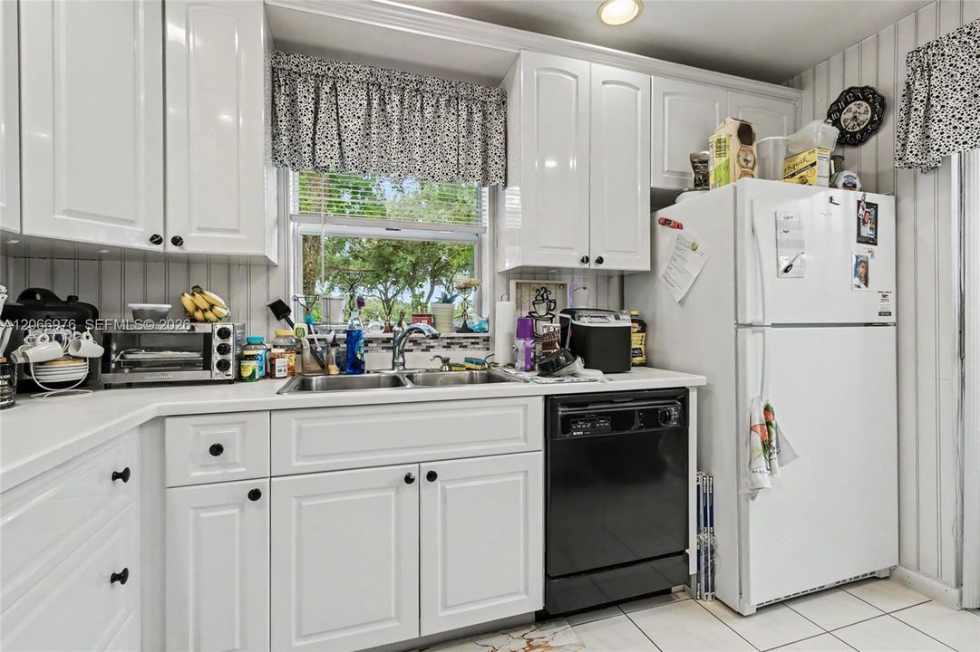 For Sale: $253,999 (2 beds, 2 baths, 960 Square Feet)