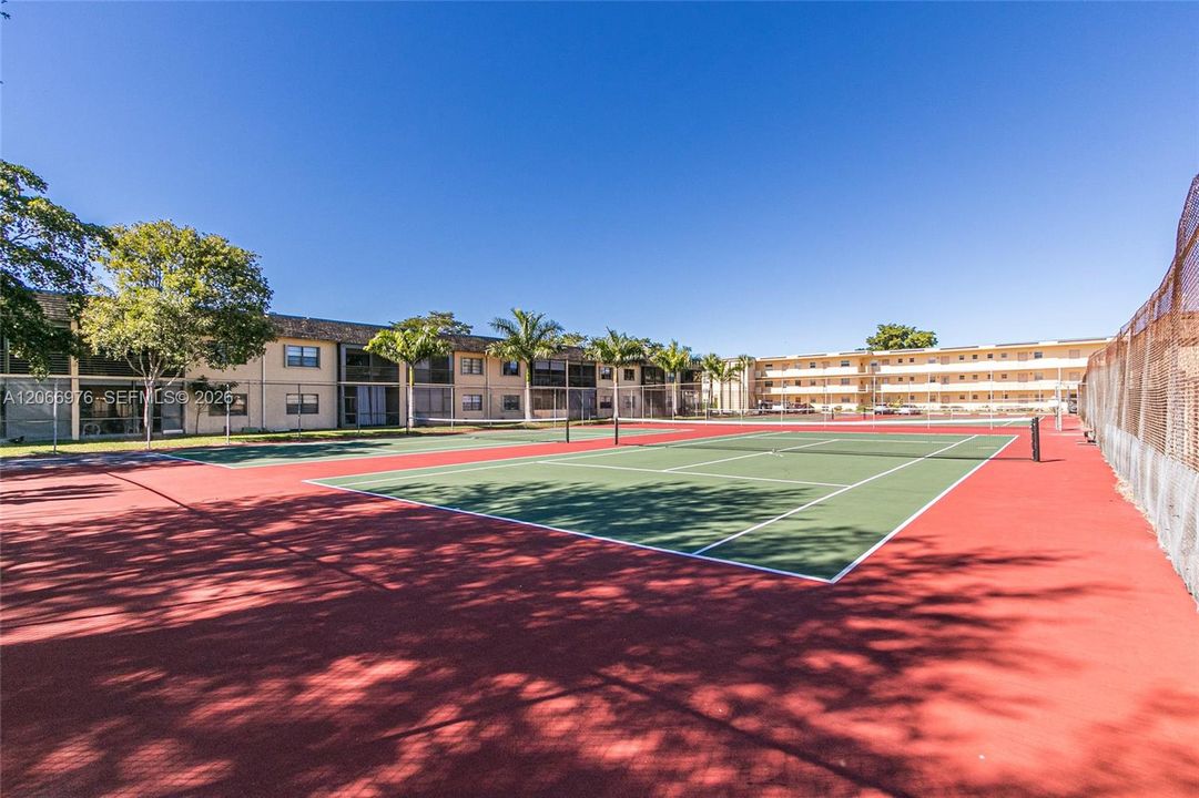 For Sale: $253,999 (2 beds, 2 baths, 960 Square Feet)