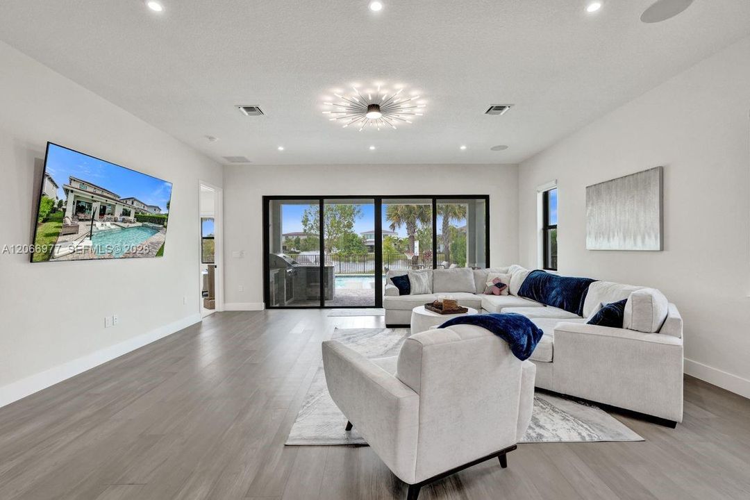 For Rent: $11,000 (5 beds, 6 baths, 3501 Square Feet)