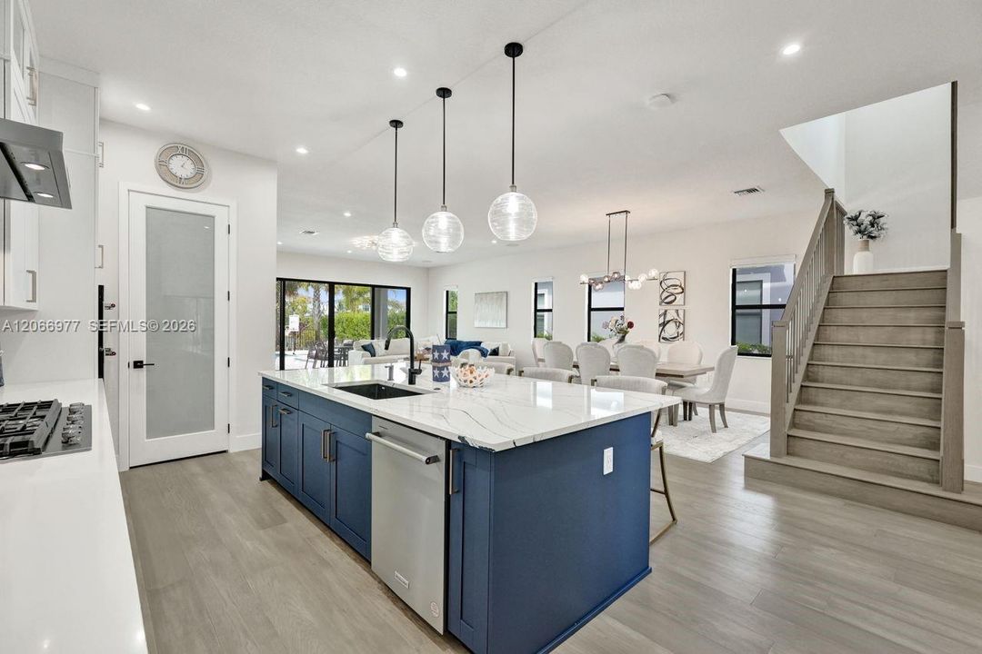 For Rent: $11,000 (5 beds, 6 baths, 3501 Square Feet)