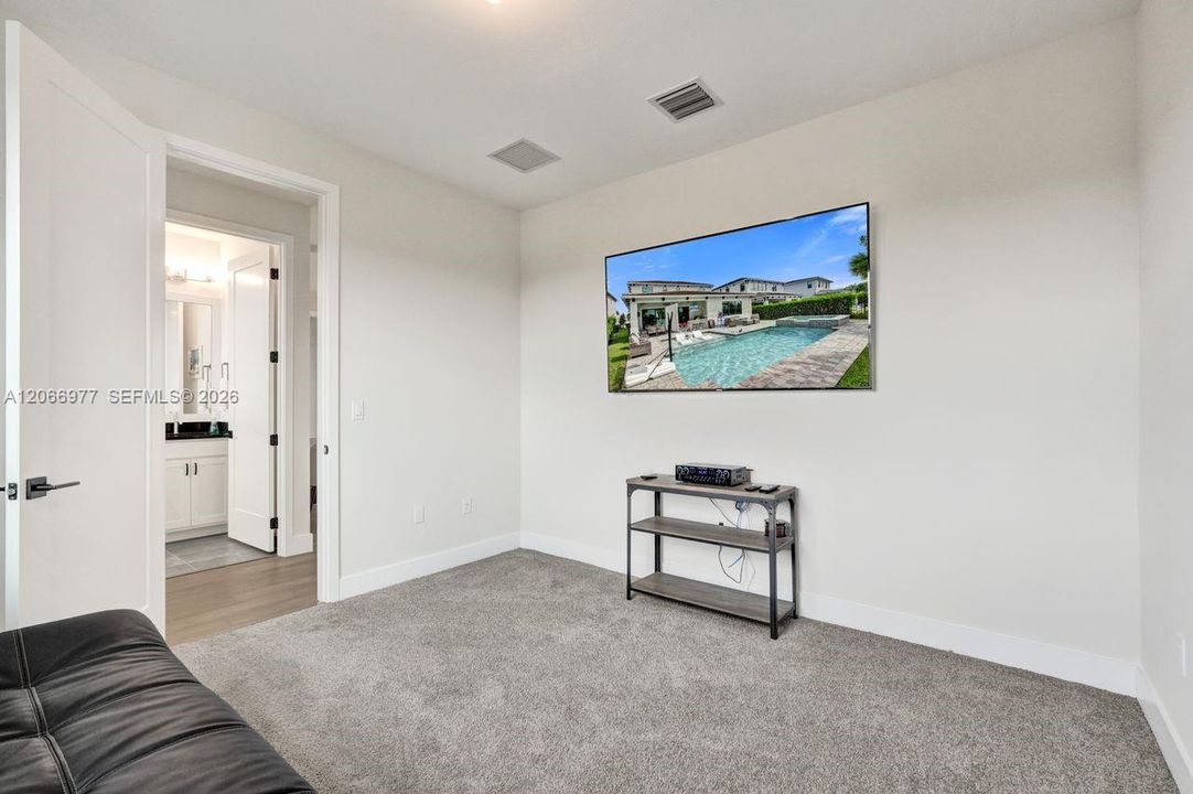 For Rent: $11,000 (5 beds, 6 baths, 3501 Square Feet)