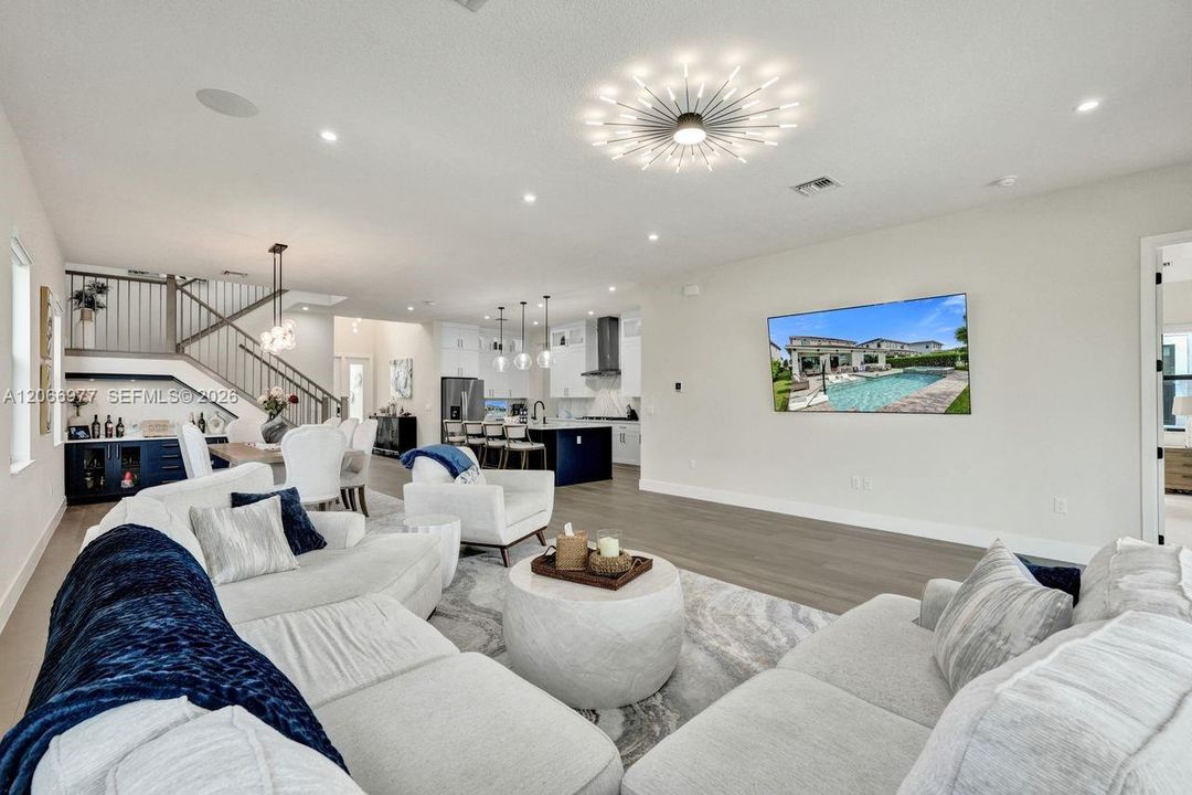 For Rent: $11,000 (5 beds, 6 baths, 3501 Square Feet)