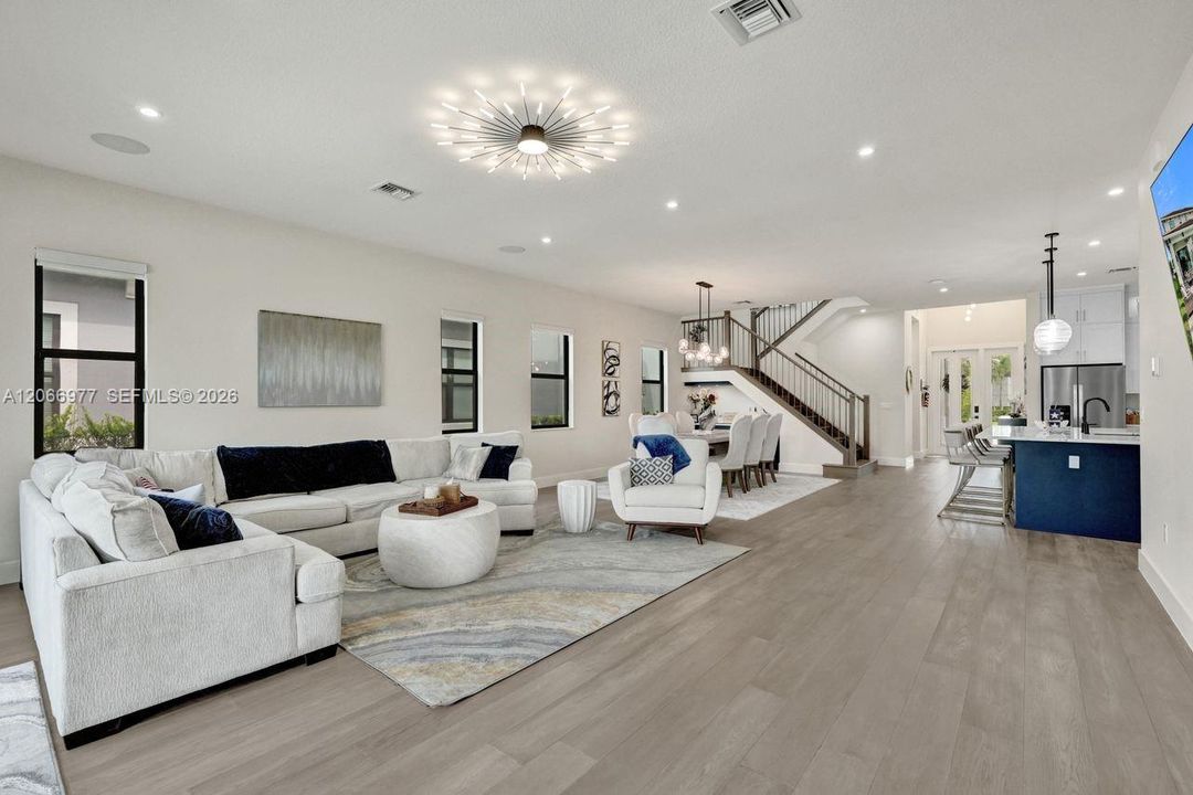 For Rent: $11,000 (5 beds, 6 baths, 3501 Square Feet)