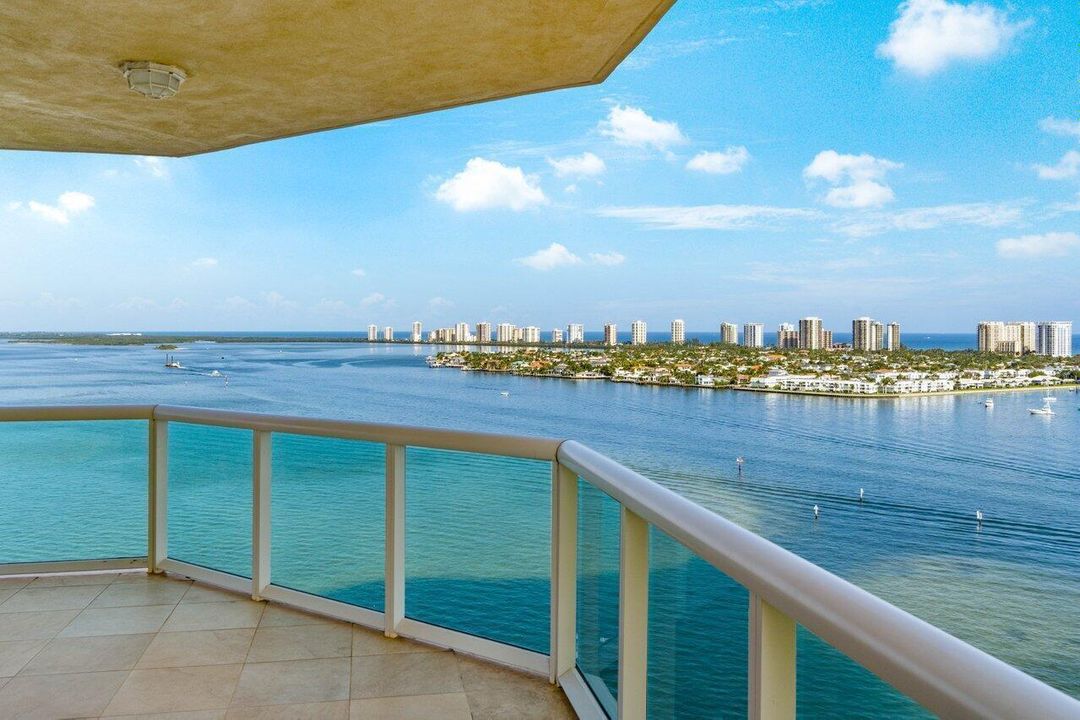 Panoramic Corner Unit Views
