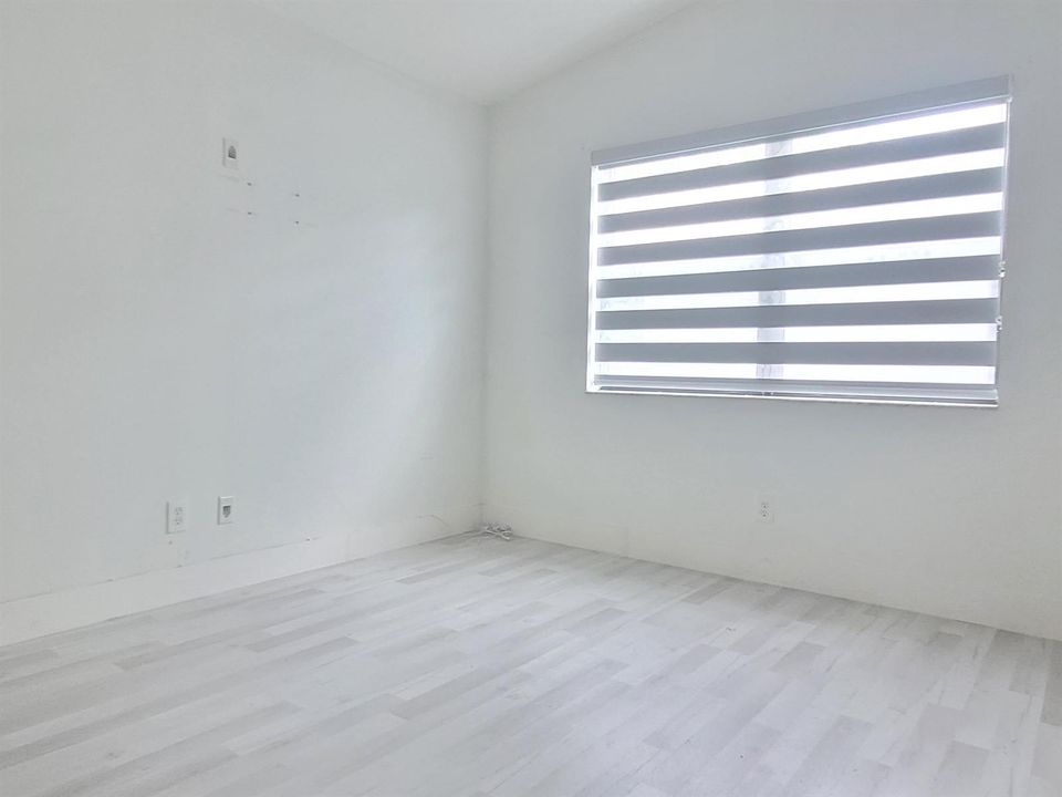 1000037728