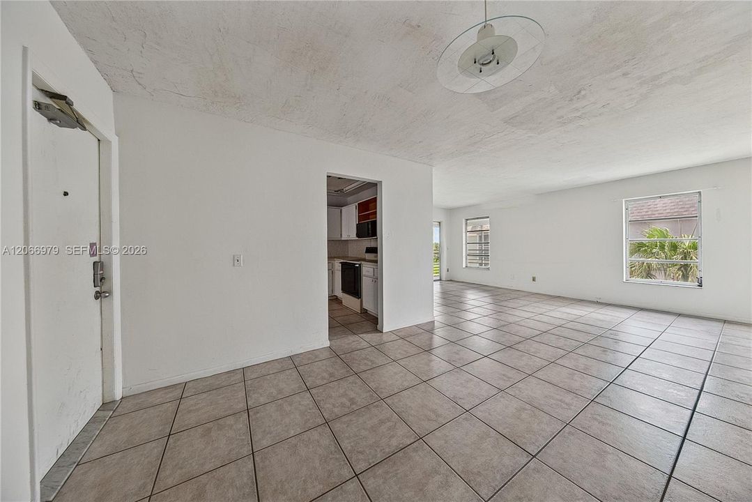 For Sale: $159,000 (2 beds, 1 baths, 856 Square Feet)