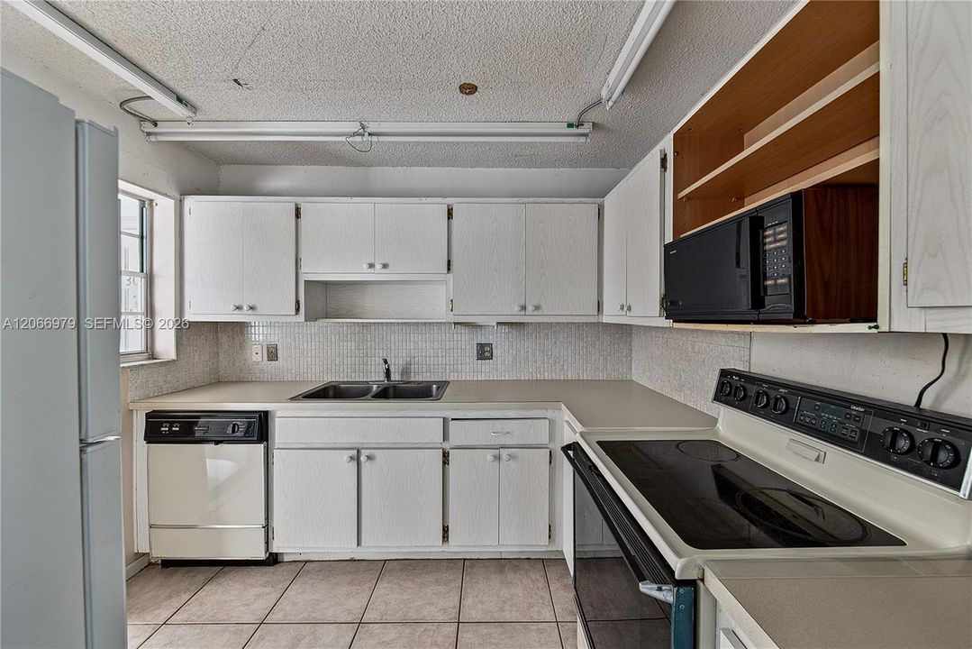 For Sale: $159,000 (2 beds, 1 baths, 856 Square Feet)