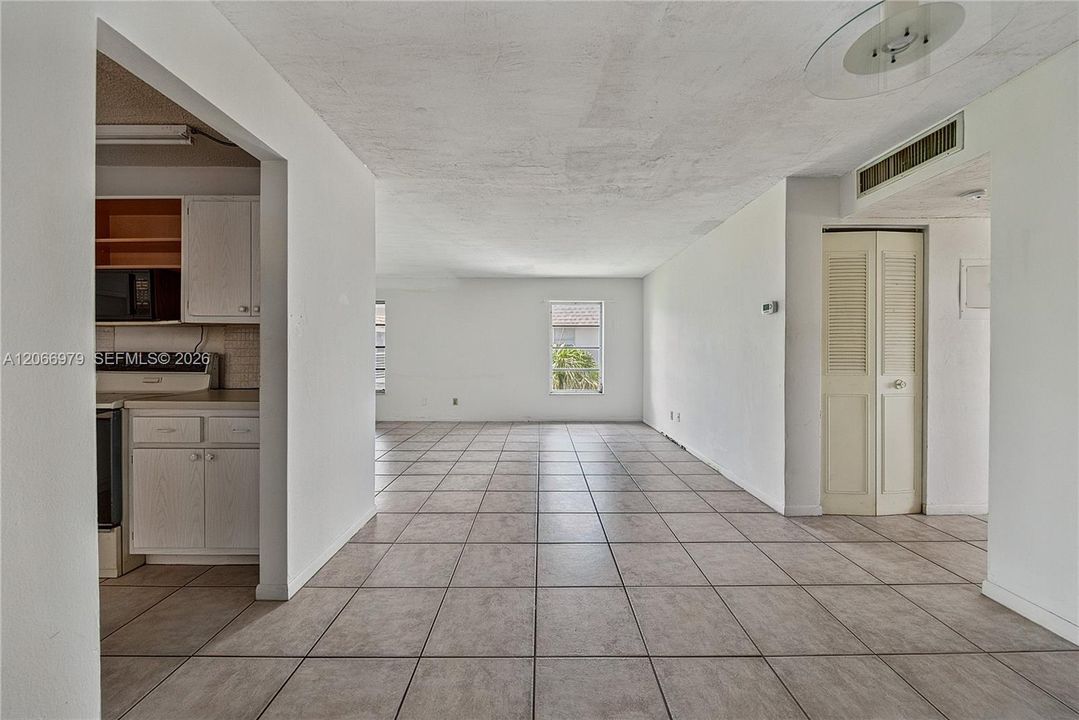 For Sale: $159,000 (2 beds, 1 baths, 856 Square Feet)