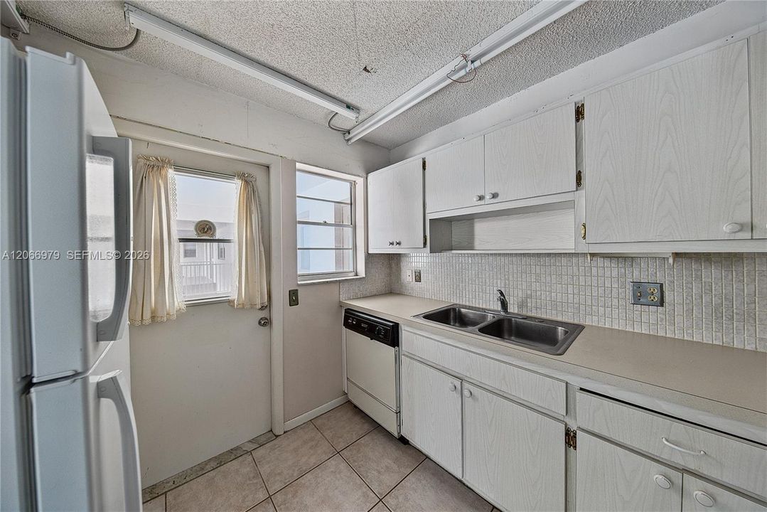For Sale: $159,000 (2 beds, 1 baths, 856 Square Feet)