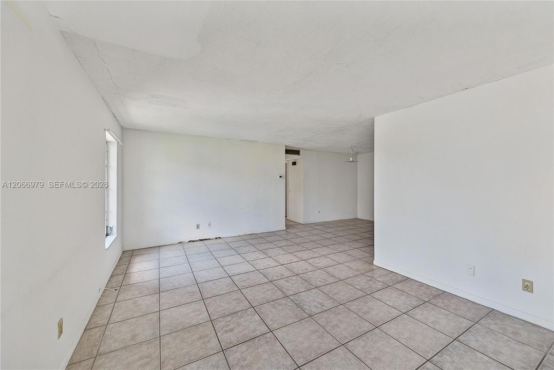 For Sale: $159,000 (2 beds, 1 baths, 856 Square Feet)