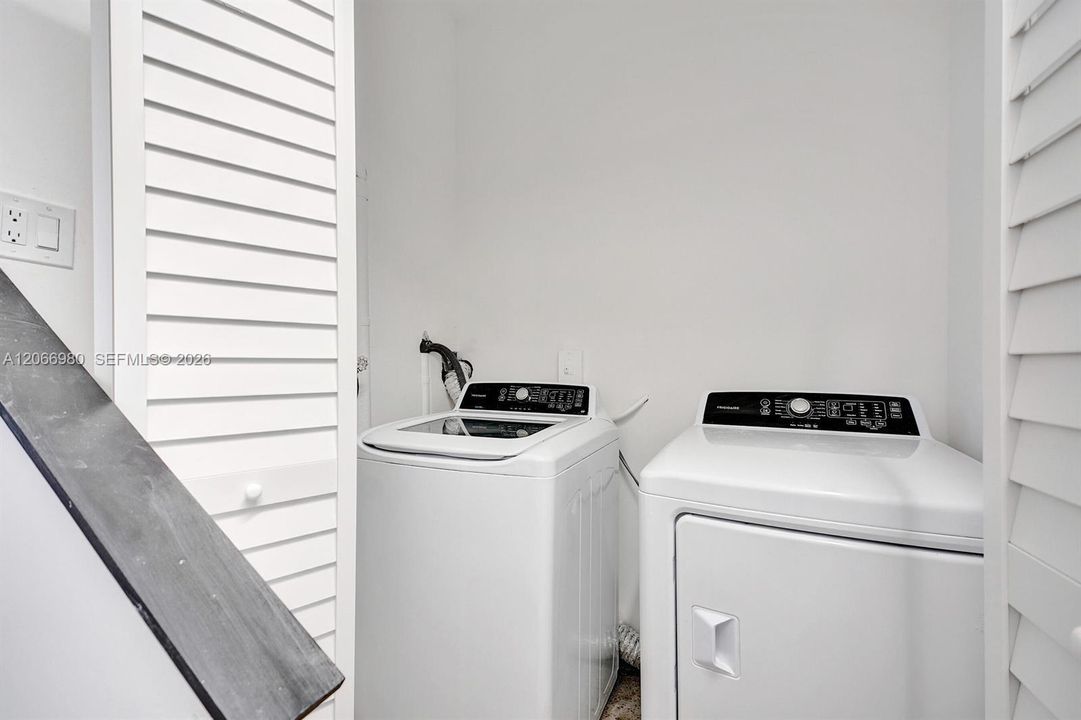 For Sale: $995,000 (3 beds, 2 baths, 1009 Square Feet)