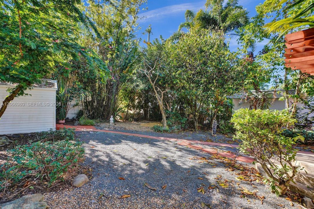 For Sale: $995,000 (3 beds, 2 baths, 1009 Square Feet)